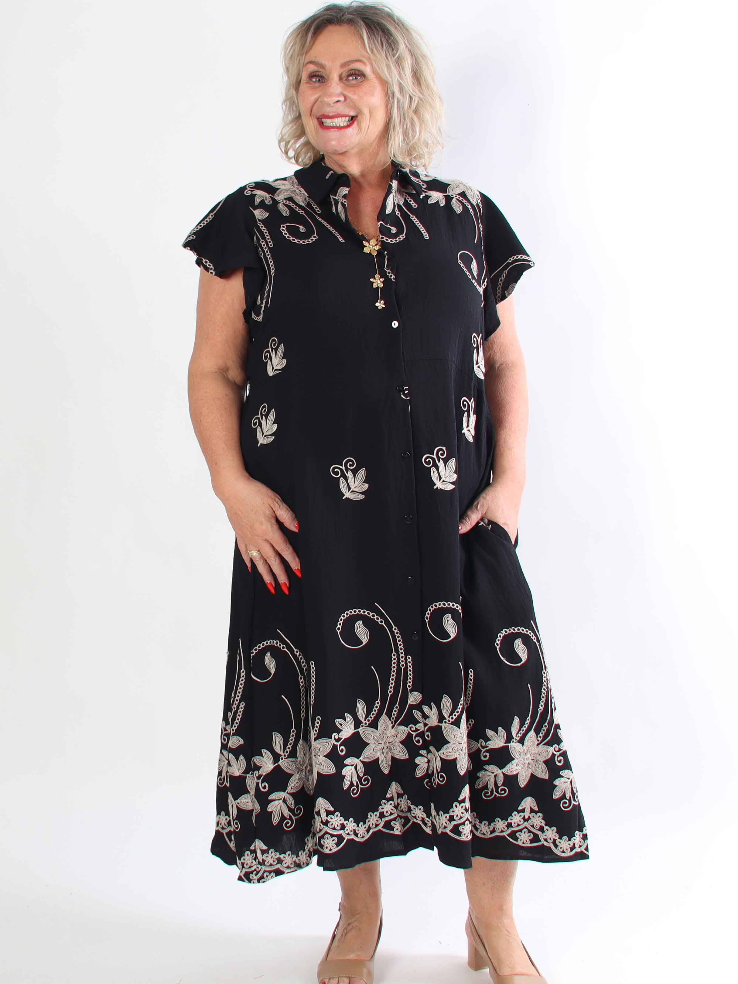 Marianne - Skjortekjole i viskose med broderede detaljer og flæseærmer.